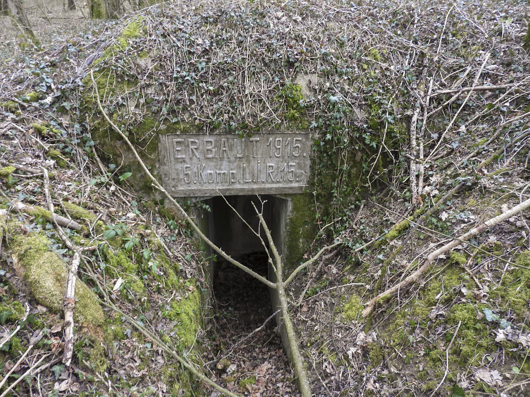 Ligne Maginot - MAISON ROUGE (V° 226° RA) - (PC) - La deuxième entrée avec la plaque de construction d'origine allemande.