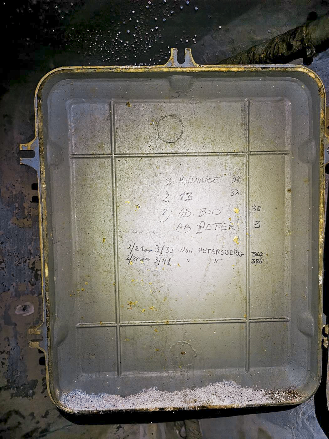 Ligne Maginot - 36T - (Chambre de coupure) - Indications à l'intérieur du boîtier, renseignant le nombre de connexions vers les éléments fortifiés les plus proches 