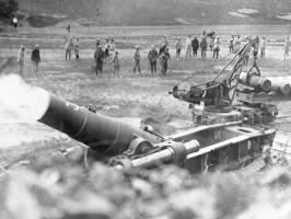 Ligne Maginot - Mortier de 370 mm Filloux - Le mortier en position avec le dispositif de chargement sur voie de 60 cm