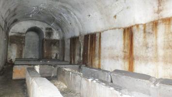 Ligne Maginot - HELMREICH - X10 - (Abri) - Le local des citernes à eau (démontées). 
Au fond l'alvéole ou a été foré le puits alimentant l'abri en eau