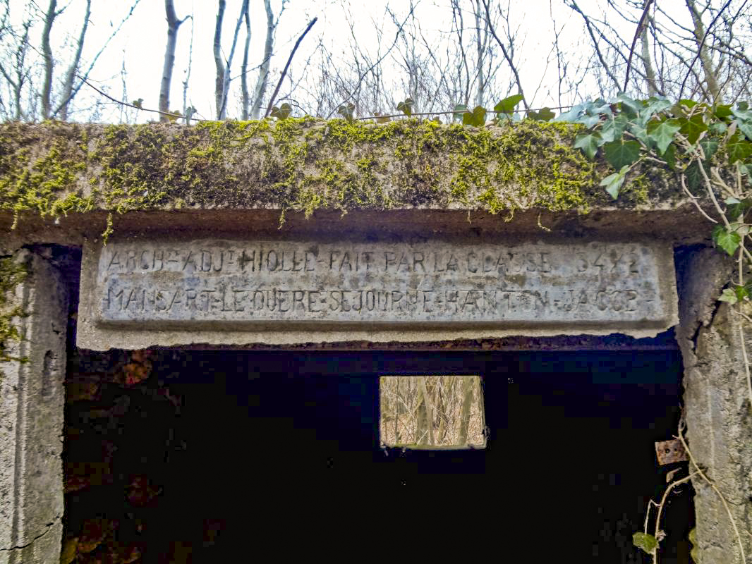 Ligne Maginot - MOLVANGE - (Casernement) - Gros plan de l'inscription dans le béton du dernier bâtiment encore sur pied ...
'Architecte Ajudant Hiolle - Fait par la classe 34/2'