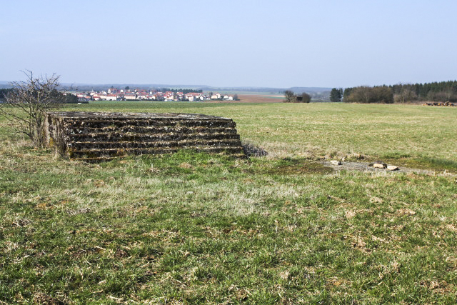 Ligne Maginot - O51 - ANGEVILLERS SUD - (Observatoire d'artillerie) - On notera à droite, au sol, une dalle bétonnée. Elle est surmontée du support en photo ci-dessous.