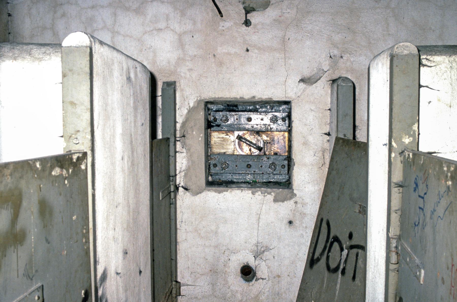 Ligne Maginot - HETTANGE GRANDE - X8 (QUARTIER ROUSSY - III/168°RIF) - (Abri) - Créneau dans les toilettes