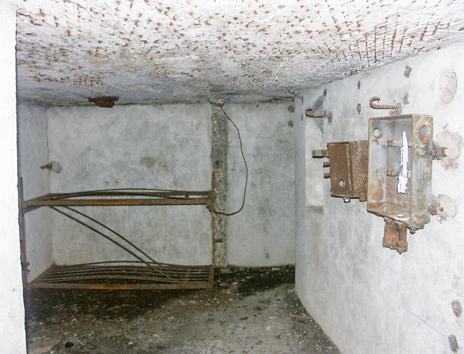 Ligne Maginot - Central d'observation du Bichel - Vue intérieure
Sur la droite de la photo, les restes de l'installation téléphonique sont encore visibles.
Au fond deux lits et au niveau du plafond -un  orifice permettent l'utilisation d'un periscope.