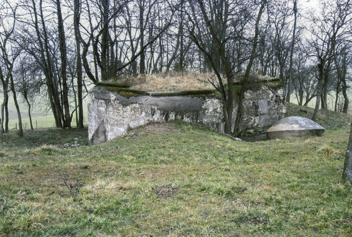 Ligne Maginot - CB1 - (Blockhaus pour canon) - Blockhaus modèle RFM 1935.
La coupole en béton, actuellement située près du blockhaus, était  placée à l'époque sur un cuve pour tourelle démontable au nord du blockhaus (distance d'environ 50 m). 