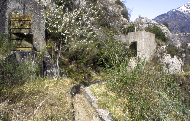 Ligne Maginot - CASTEL VIEIL - (Ouvrage d'infanterie) - Entrée du bloc 1 sur la gauche, celle du bloc 2 sur la droite
