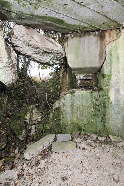 Ligne Maginot - FRECHING NORD (POSTE AVANCé GRM) - (Poste GRM - Maison Forte) - Le blockhaus de défense, totalement ruiné. Celui situé sur la façade opposée est dans le même état.