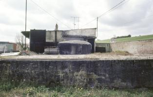 Ligne Maginot - MOULIN DE LA BIBICHE - (Poste GRM - Maison Forte) - Blockhaus vu de l'avant.
Etat en 1991