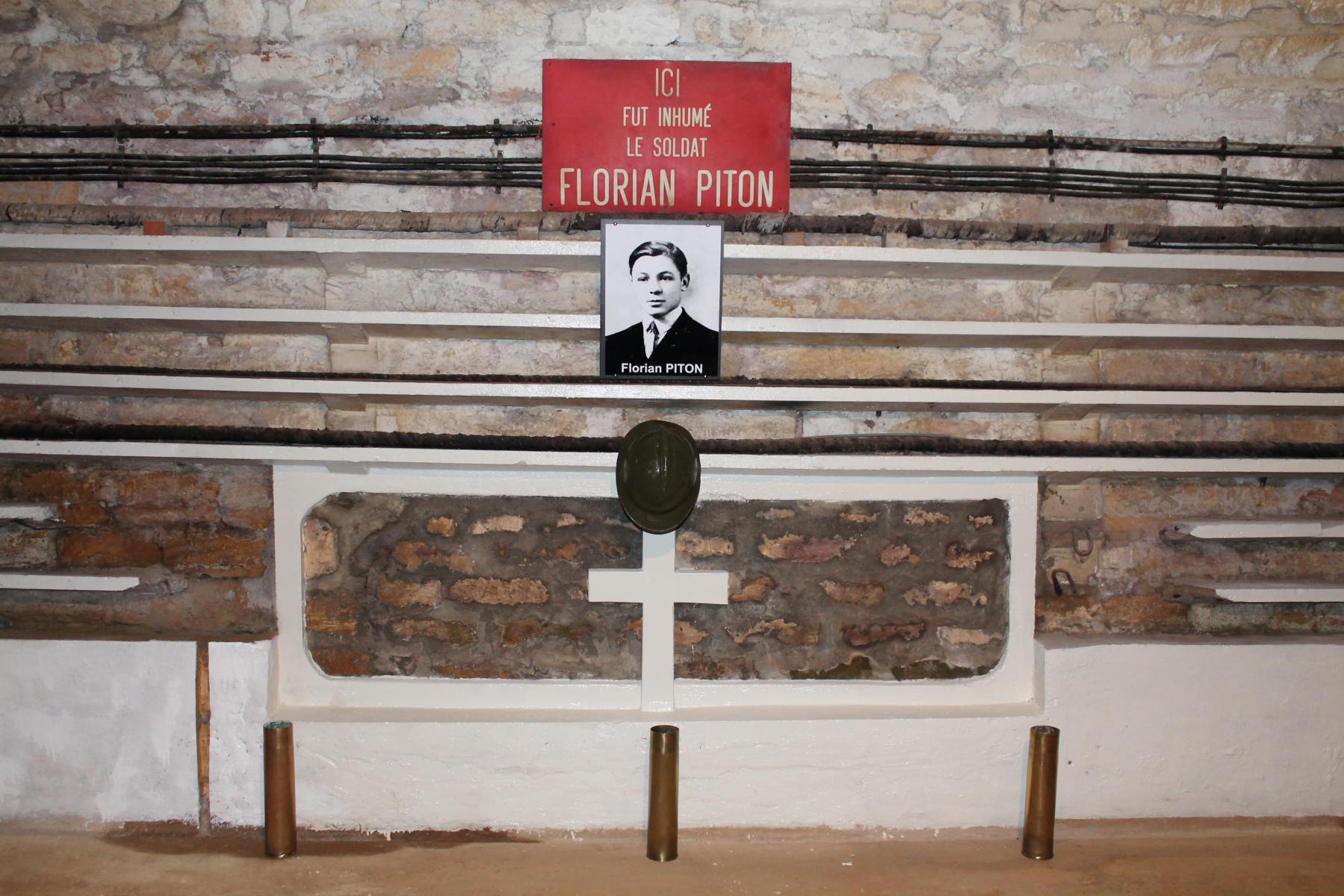Ligne Maginot - FERMONT - A2 - (Ouvrage d'artillerie) - La tombe provisoire du soldat Piton
Le soldat Florian Piton fut exhumé en 1946 et rendu à sa famille
