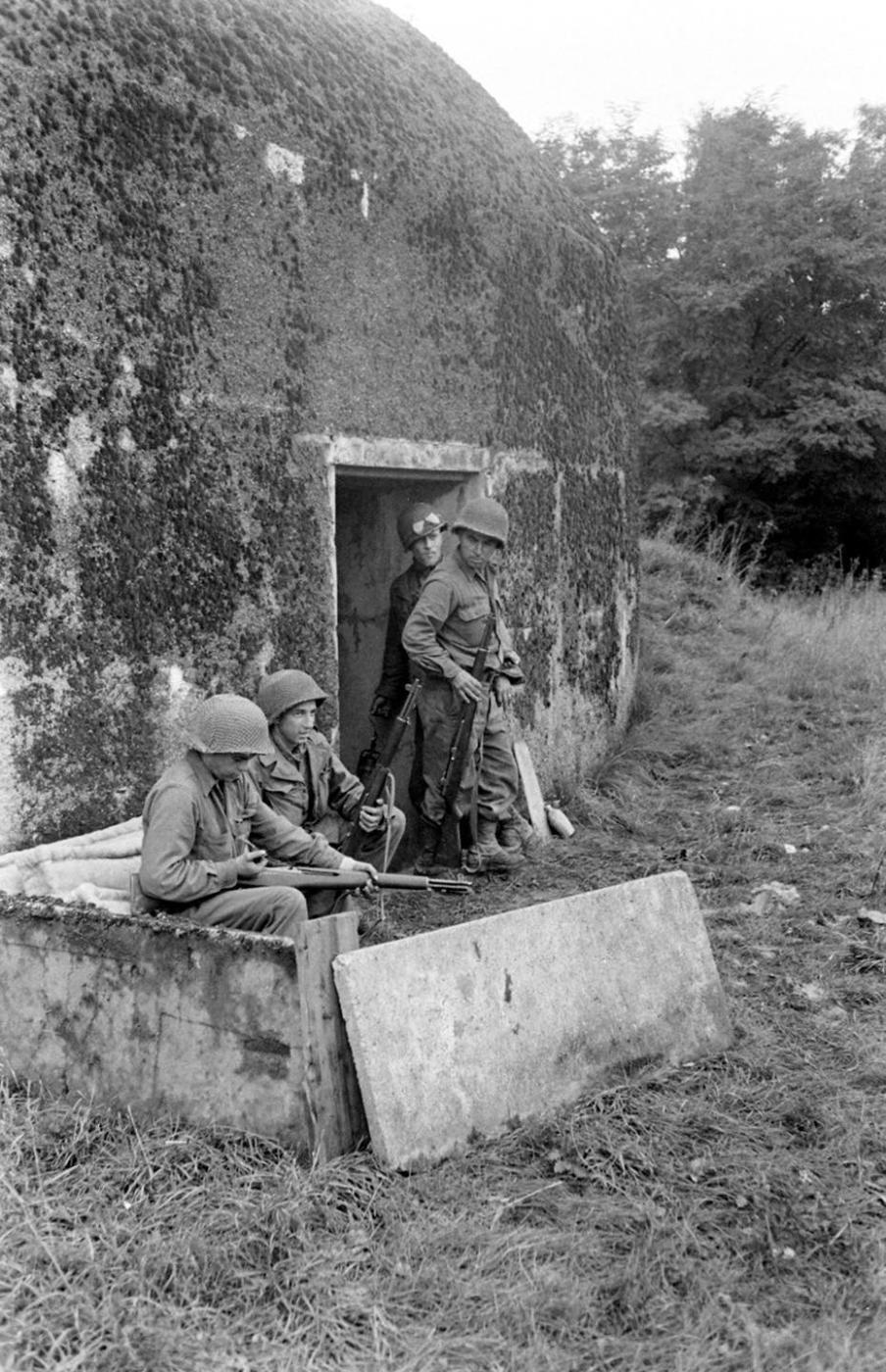 Ligne Maginot - GUENTRANGE (FESTE DE) - (Ouvrage d'artillerie) - Les troupes américaines utilisent l'ouvrage 
Sortie de l'un des abris de piquet