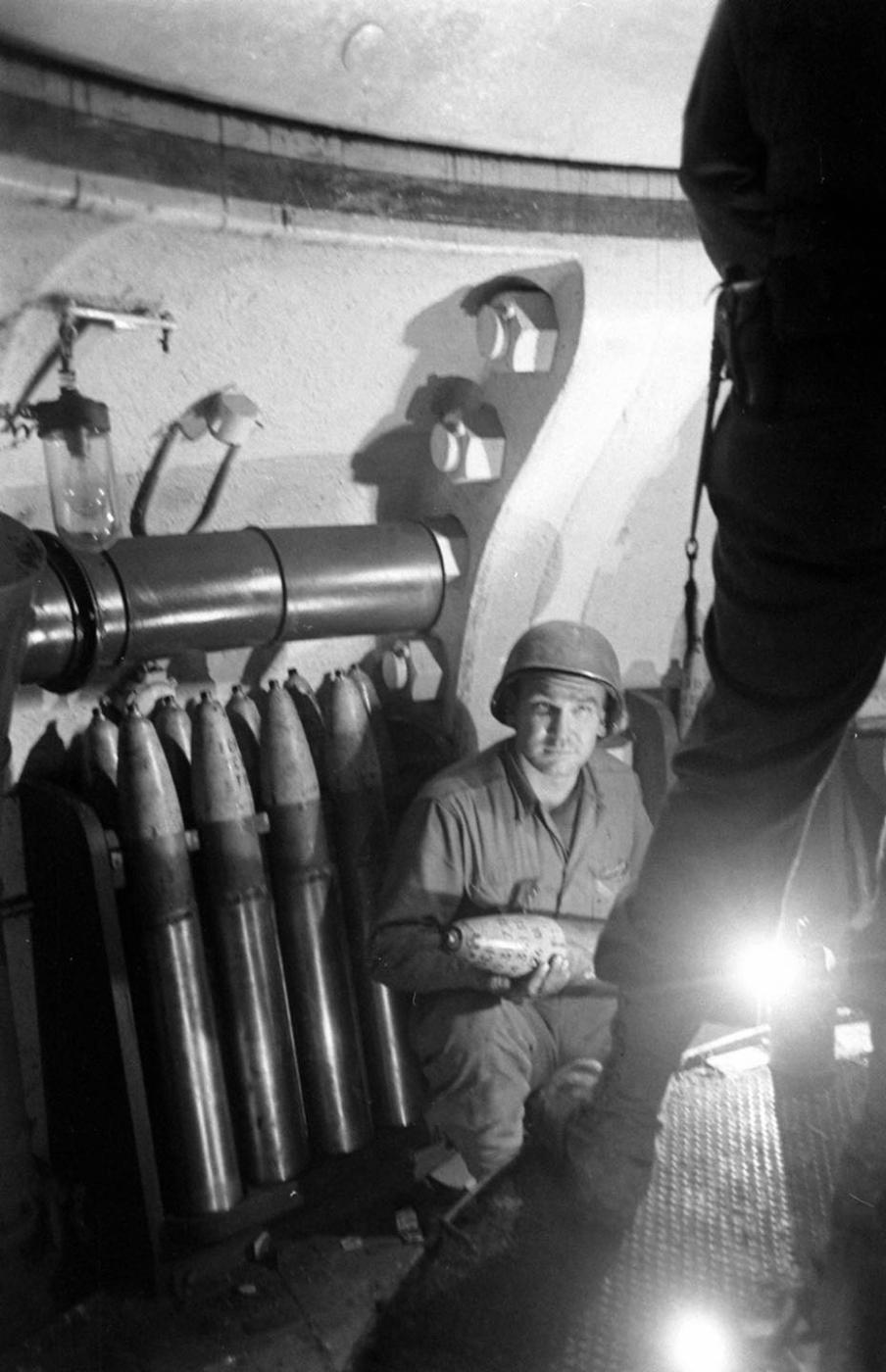 Ligne Maginot - GUENTRANGE (FESTE DE) - (Ouvrage d'artillerie) - Les troupes américaines utilisent l'ouvrage 
Tourelle de 105 mm de l'une des batteries
