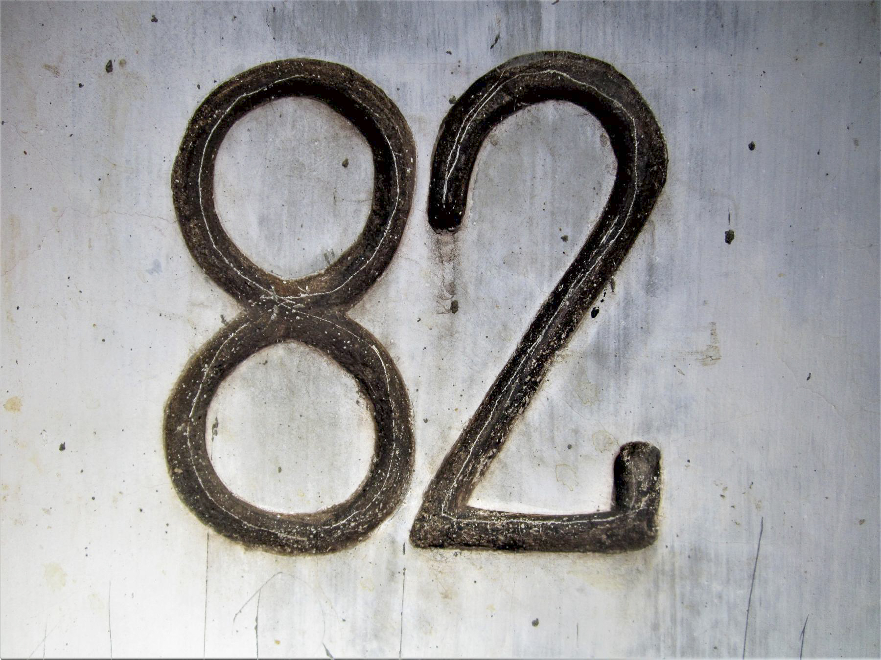 Ligne Maginot - 82 - (Chambre de coupure) - Cartouche '82' gravé dans l'entrée