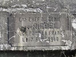 Ligne Maginot - 415 - RIEBEL - (Casemate d'infanterie - Simple) - La plaque commémorative apposée suite au décès du Cal Chef RIEBEL