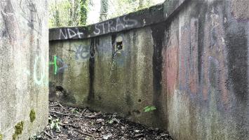 Ligne Maginot - OBERJAEGERHOFF - (Abri) - Le muret munis d'un créneau de fusillade protégeant les entrées