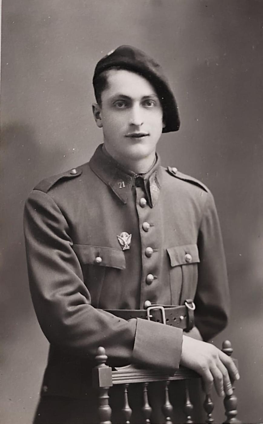 Ligne Maginot - 71° Bataillon Alpin de Forteresse (71° BAF) - Un des hommes du régiment posant pour la photo traditionnelle 