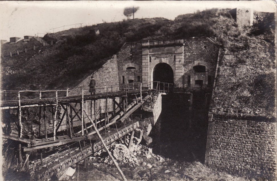 Ligne Maginot - CERFONTAINE (I/84° RIF - III/161° RAP) - (PC de Quartier) - L'entrée du fort aprés bombardement durant le premier conflit mondial