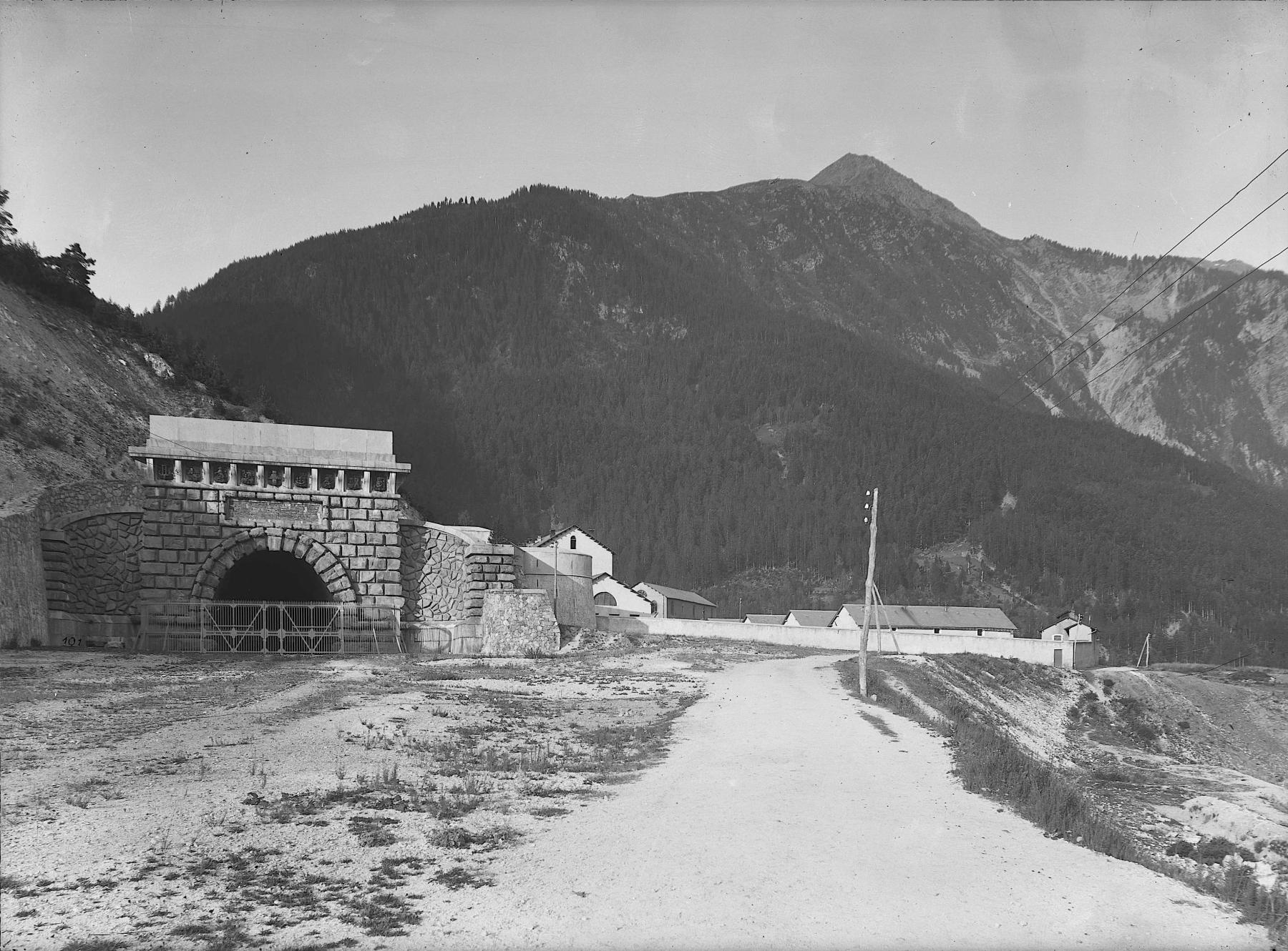 Ligne Maginot - GALERIE RECTILIGNE DU TUNNEL DU FREJUS - (Blockhaus pour arme infanterie) - L'entrée du tunnel du Frejus
