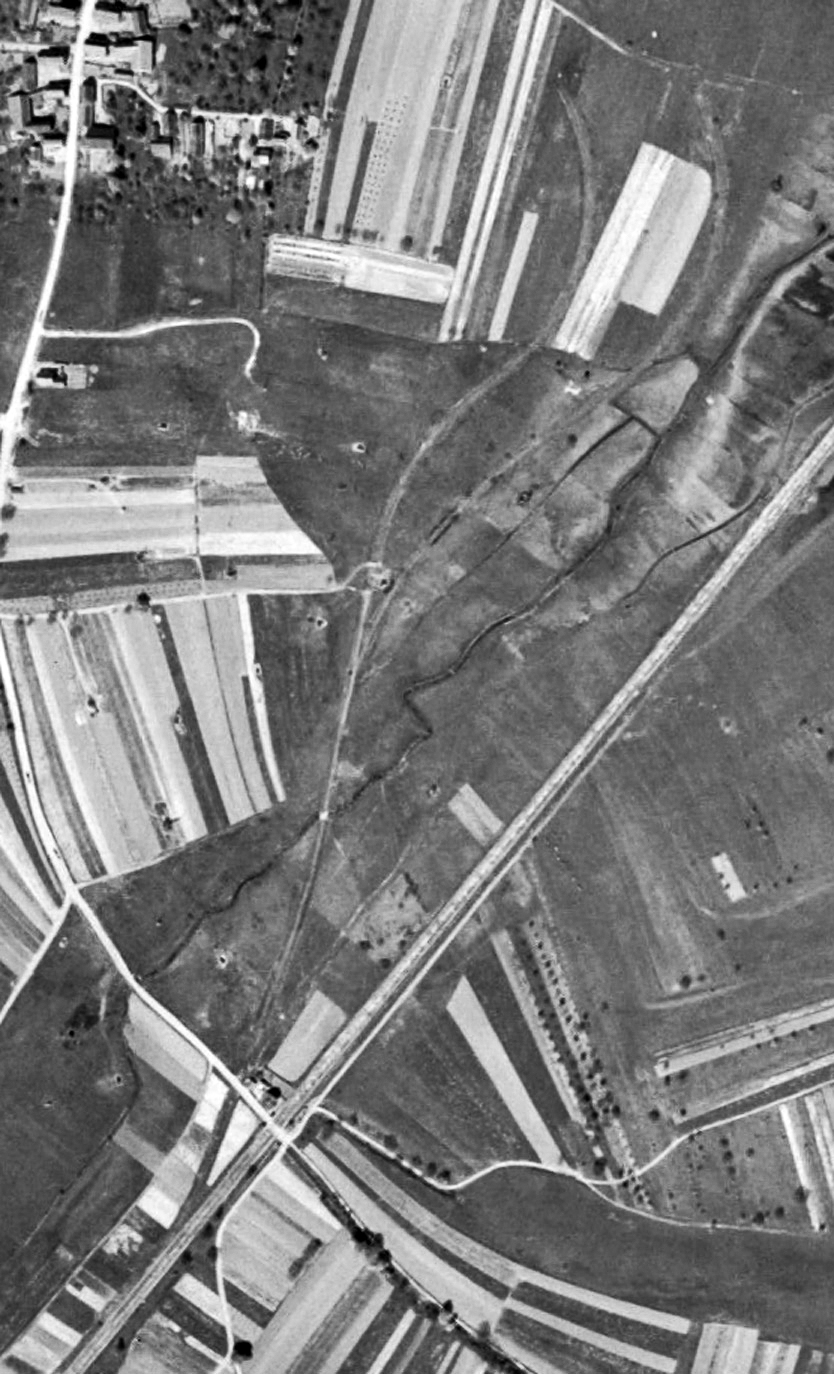 Ligne Maginot - KUTZENHAUSEN (4/373°RALVF) (Position ALVF) - On aperçoit bien sur cette photo aérienne de 1951 la trace des deux épis courbes et de la voie d'accès.