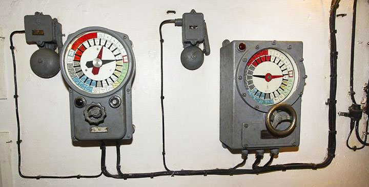 Ligne Maginot - Transmetteurs d'ordre - Les deux modèles effectivement utilisés dans la ligne Maginot :
 - Le transmetteur Saint-Chamond Granat à gauche
 - Le transmetteur Carpentier (modèle original) à droite