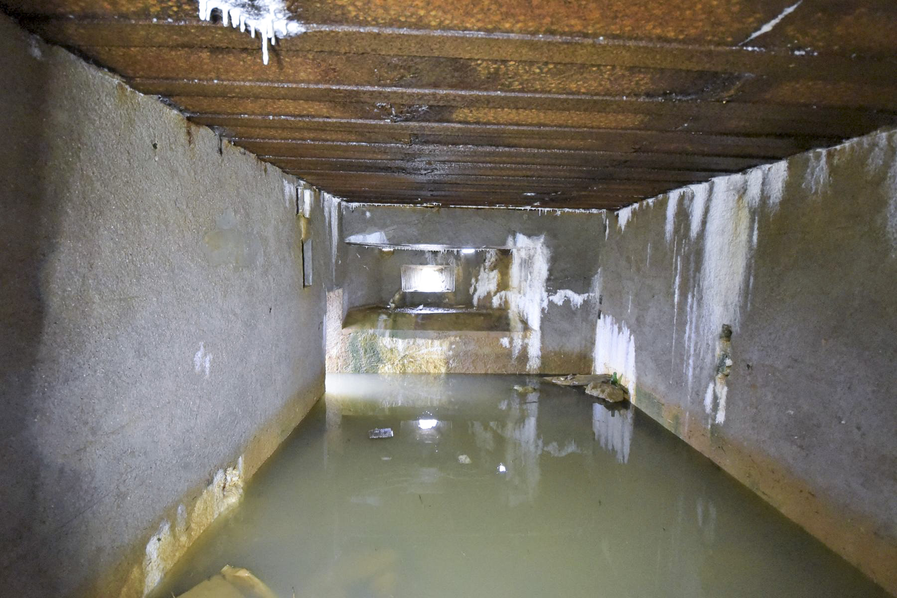 Ligne Maginot - DB130 - CROIX D'AUDUN SUD - (Blockhaus pour arme infanterie) - L'intérieur vu par le créneau pour canon
