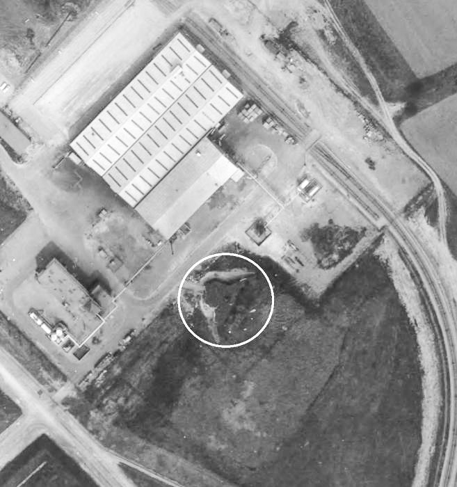 Ligne Maginot - 12/3 - NEURIED - (Casemate d'infanterie - Double) - Photo aérienne de 1971.
La casemate est maintenant incluse dans le site industriel.