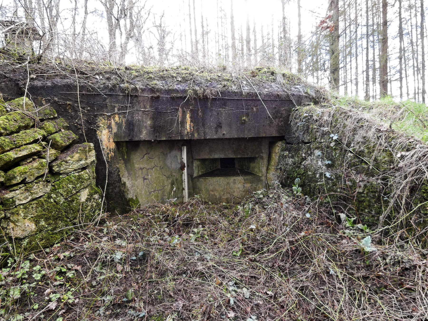 Ligne Maginot - BB7 - (Blockhaus pour canon) - Le créneau mitrailleuse de flanquement vers la gauche.