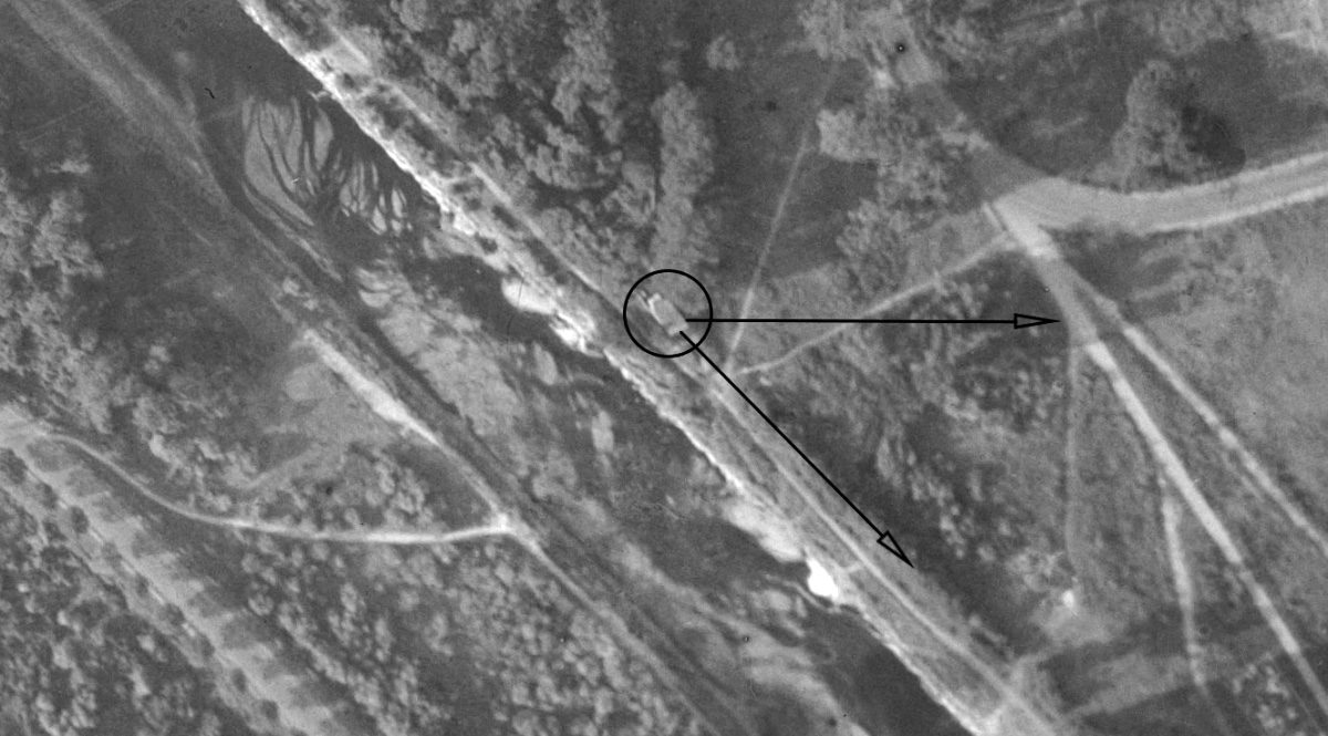 Ligne Maginot - 412F - PETIT RHIN - CHAMP DE COURSES - (Blockhaus pour arme infanterie) - Photo aérienne de 1947
Avec indication des directions de tir