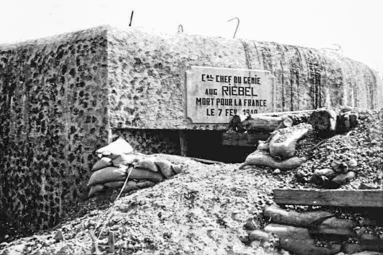 Ligne Maginot - 415 - RIEBEL - (Casemate d'infanterie) - La plaque commémorative apposée suite au décès du Cal Chef RIEBEL