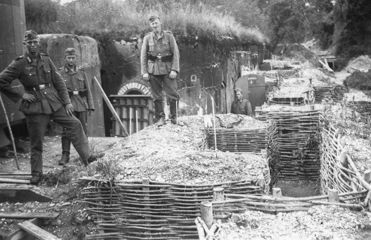 Ligne Maginot - BATTERIE D'ALTENHEIM - (Ouvrage d'infanterie) - Le faux canon installé est visible sur la partie gauche de la photo. Noter les tranchées d'infanterie.
