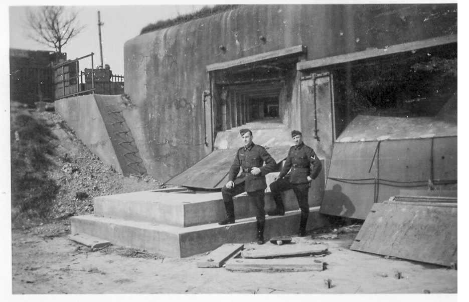 Ligne Maginot - BASSIN AUX PETROLES - (Casemate d'infanterie - Double) - 'Meine Freunde Gottwald und Kaspar vor dem schweren Bunker 8IV41'