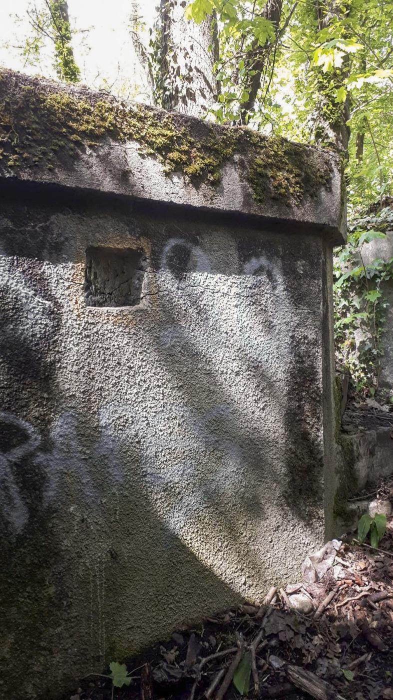 Ligne Maginot - OBERJAEGERHOFF - (Abri) - Le muret munis d'un créneau de fusillade protégeant l'entrée