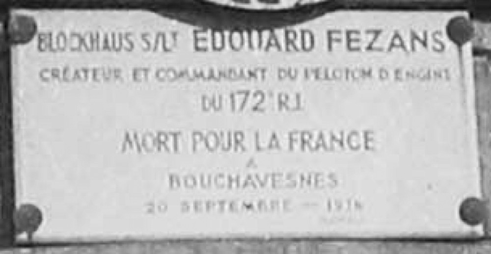 Ligne Maginot - Blockhaus du Pont du Rhin Centre - Plaque apposée sur le blockhaus en l'honneur du Sous-Lieutenant FEZANS