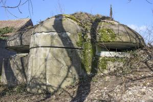 Ligne Maginot - ILLHAEUSERN 1 - (Blockhaus pour arme infanterie) - Vue frontale. 2 coupoles latérales et un observatoire central