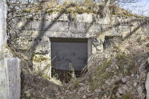 Ligne Maginot - BOIS DE DESSENHEIM SUD 9 - (Poste de Secours) - Entrée et fenêtre de l'abri 'B'
