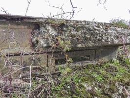 Ligne Maginot - IP3 - (Chambre de coupure) - Le cadre de la trappe est surmonté d'un cadre métallique renforcé en béton. Aménagement d'après guerre ?
