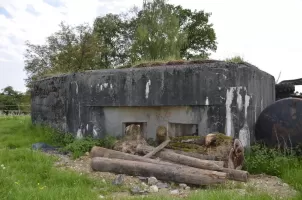 Ligne Maginot - BETTLACH NORD 3 - (Blockhaus pour arme infanterie) - Vue sur les créneaux de tir.
Attention propriété privée demander l'accord du propriétaire.