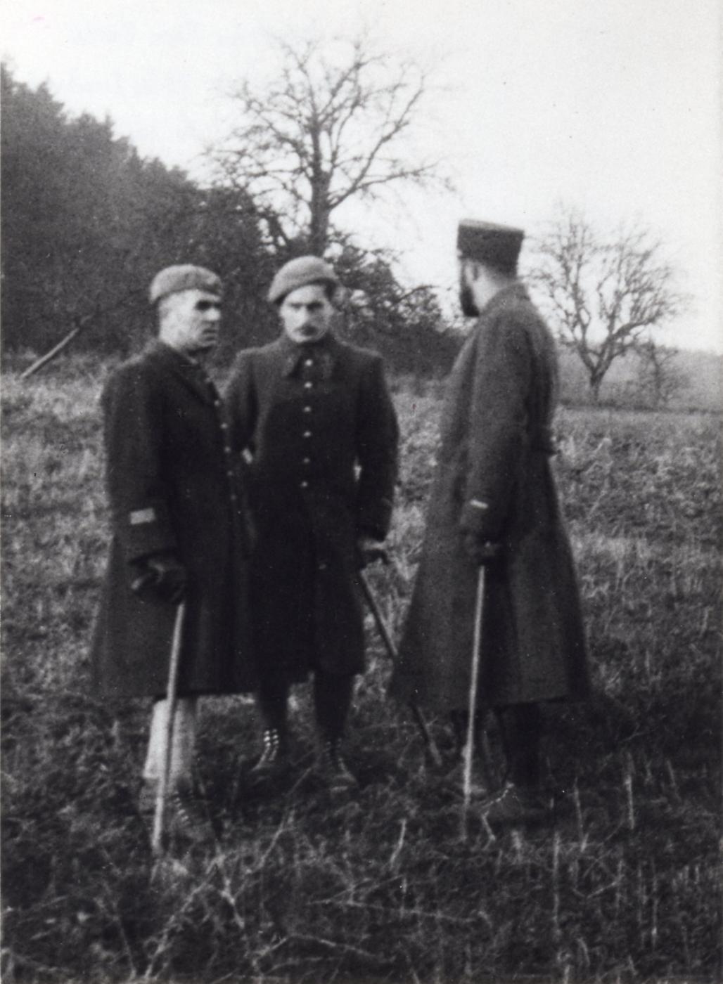 Ligne Maginot - LEMBACH - (Ouvrage d'infanterie) - le capitaine Droin commandant le PO (à gauche ) et les Lt Allonas et Champenois sur les dessus de l'ouvrage 