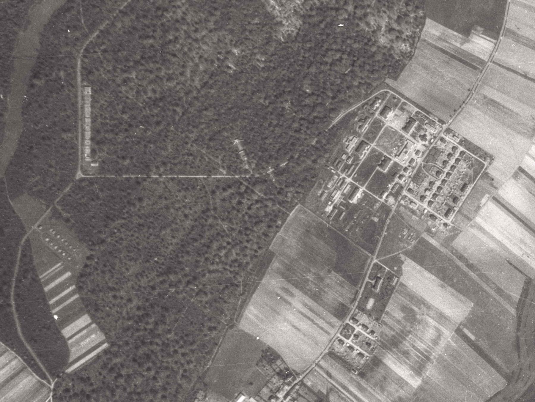 Ligne Maginot - ERROUVILLE - (Camp de sureté) - Vue aérienne 1948
A gauche dans la foret, le dépôt de munitions, le stand de tir 200m et le stand de tir forteresse.
A droite, de haut en bas, la cité sous-officiers, le dépôt du génie, le mess hôtel et la cité officier