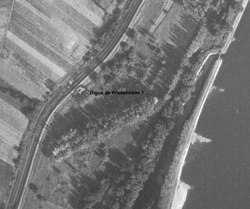 Ligne Maginot - DIGUE DE FRIESENHEIM 1 - (Casemate d'infanterie - Simple) - Sur cette photo on voit bien la partie active achevée et de l'autre côté de la digue la partie passive en construction