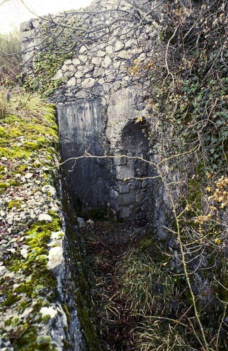 Ligne Maginot - CASTES RUINES 1 (Observatoire indéterminé) - Tranchées sur les dessus
Entrée nord du passage et au dessus la cuve pour un mortier