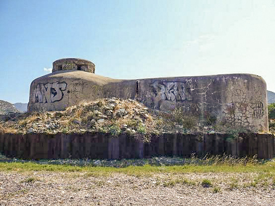 Ligne Maginot - SAINT FLORENT - (Casemate d'infanterie - Double) - Vue de la face arrière de la casemate. Noter que l'empierrement a été enlevé.