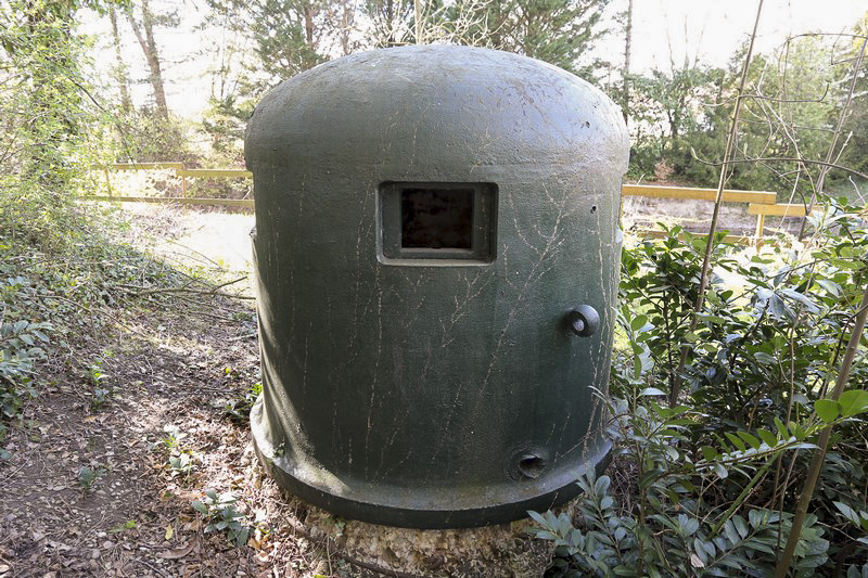 Ligne Maginot - 36/3 - ARTZENHEIM NORD - (Casemate d'infanterie - Simple) - Cloche GFM posée à côté de la casemate. Visite avec accord de la propriétaire