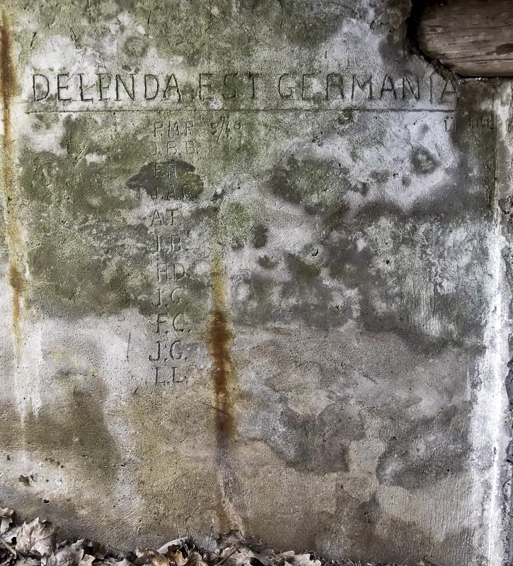 Ligne Maginot - BOIS DE DESSENHEIM SUD 6 - (Abri) - Inscription du coté gauche de l'entrée.