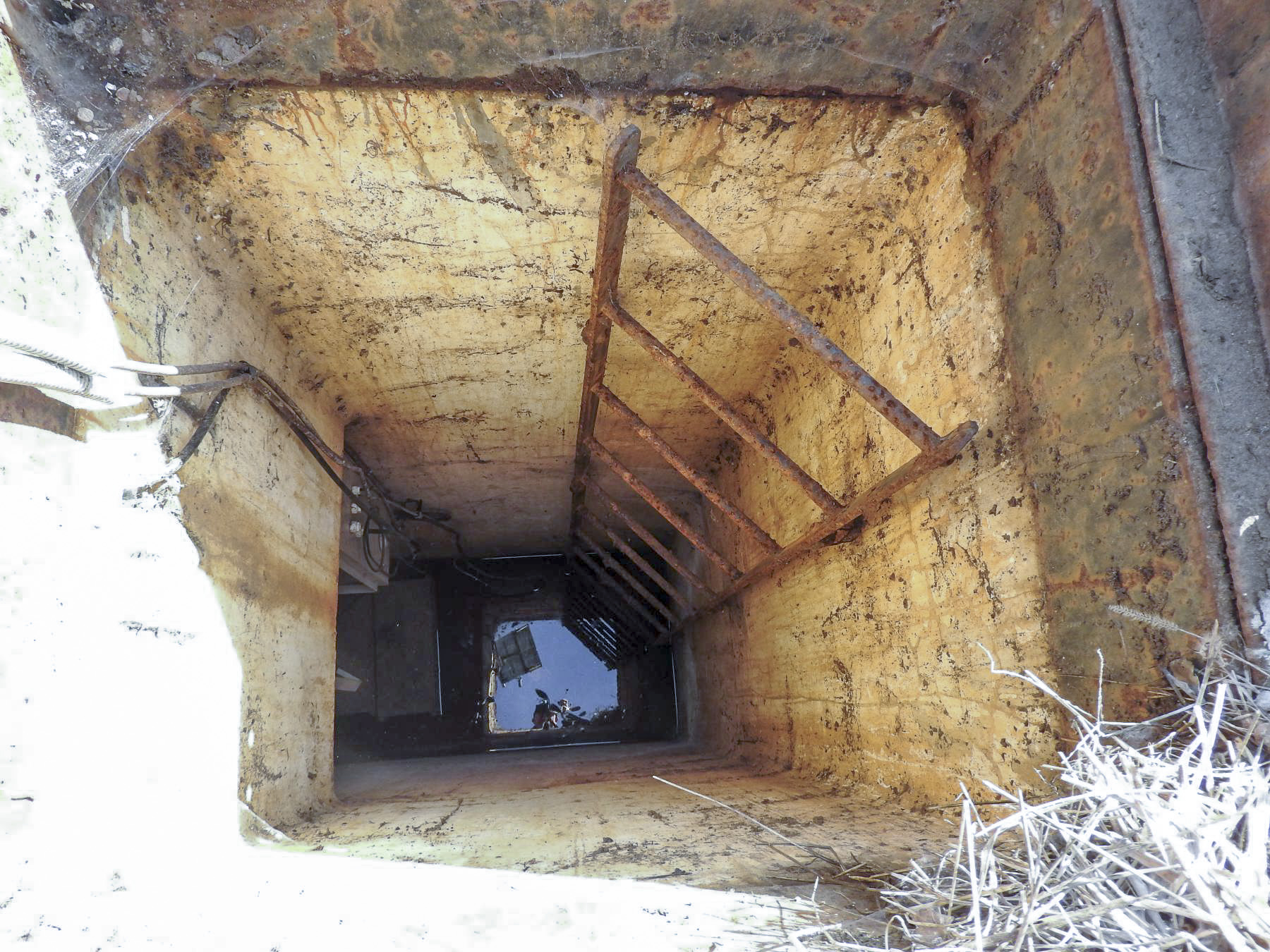 Ligne Maginot - PY1 - (Chambre de coupure) - Le puits d'accès à la chambre de coupure.