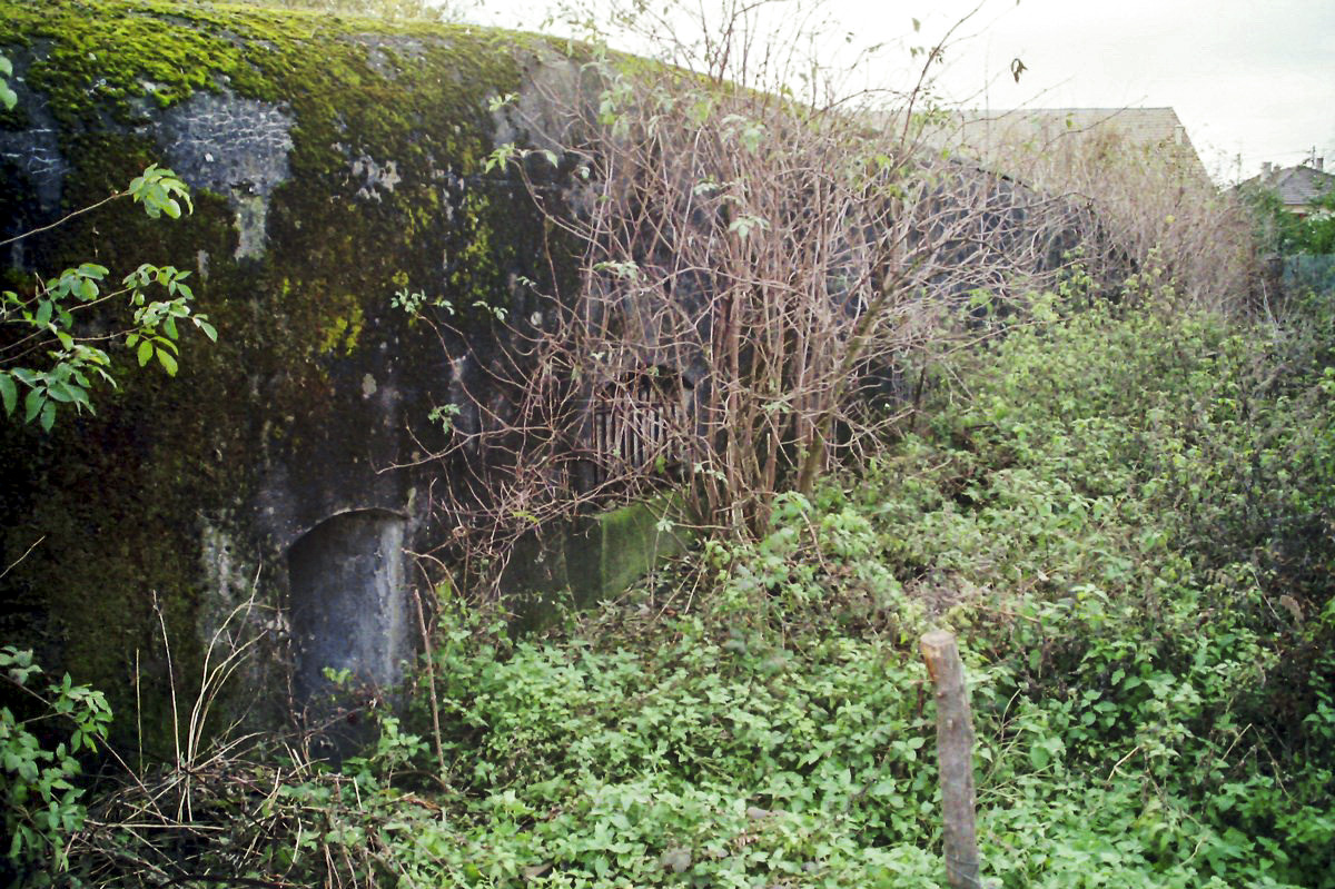 Ligne Maginot - OBERSAASHEIM OUEST - (Abri) - Façade de l'abri.
Depuis un bâtiment a été construit dessus