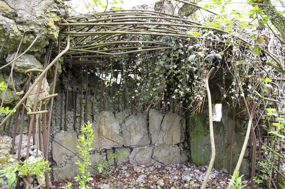 Ligne Maginot - G44 - (Blockhaus pour arme infanterie) - Sur la photo les restes intérieurs et le créneau sud.