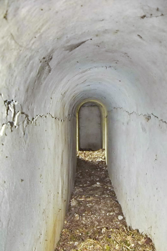Ligne Maginot - OBERHARDTFELD 3 - (Blockhaus pour arme infanterie) - Couloir, avec au fond à gauche l'entrée nord, en face la niche à munitions et à droite le couloir vers la coupole.