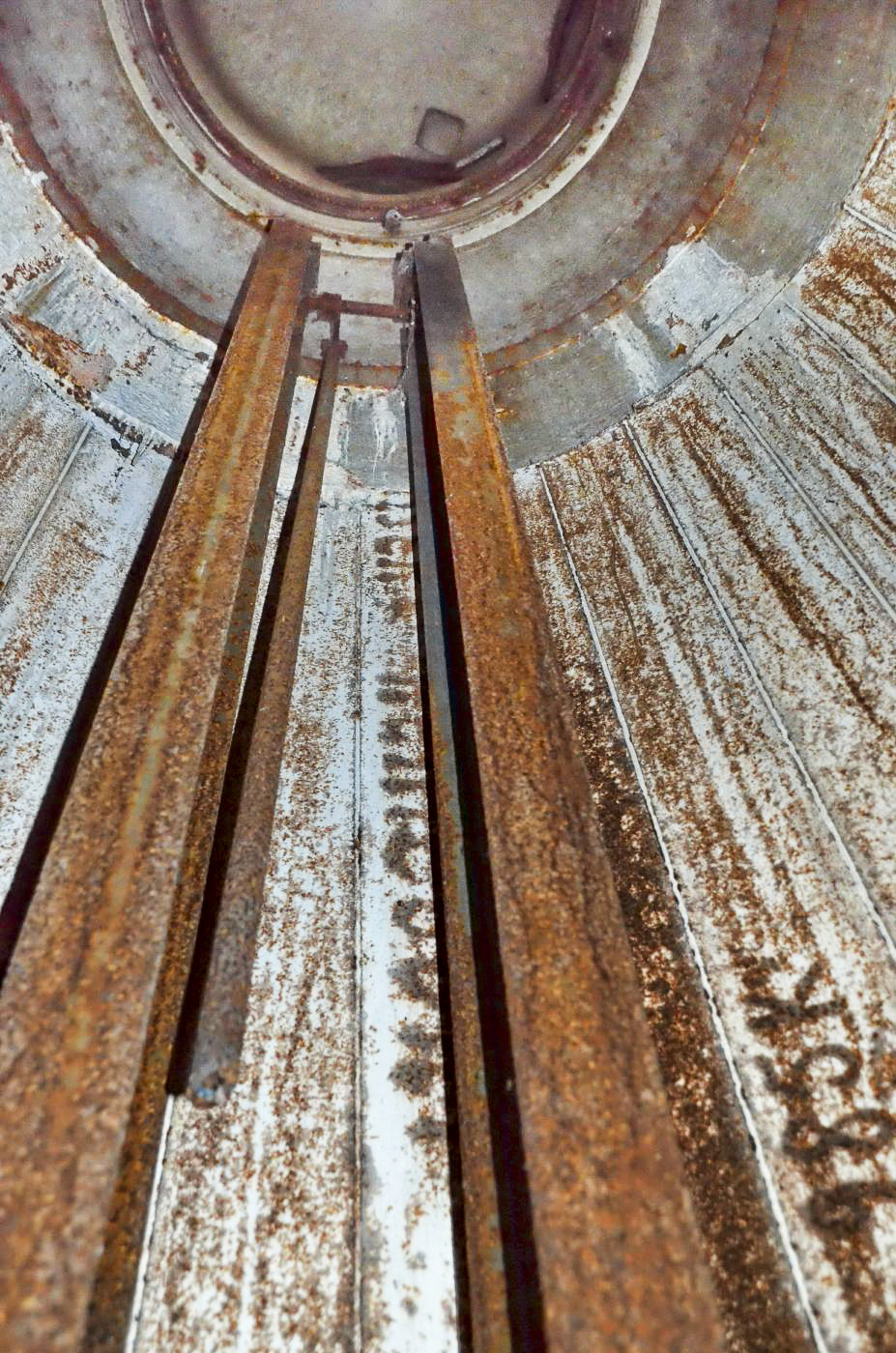 Ligne Maginot - 76 - HARDT SUD - (Casemate d'infanterie - Double) - Cloche GFM avec son rail de montée. Sur les plaques de protection intérieures, deux inscriptions, l'une 985 K, et la seconde SSER.
