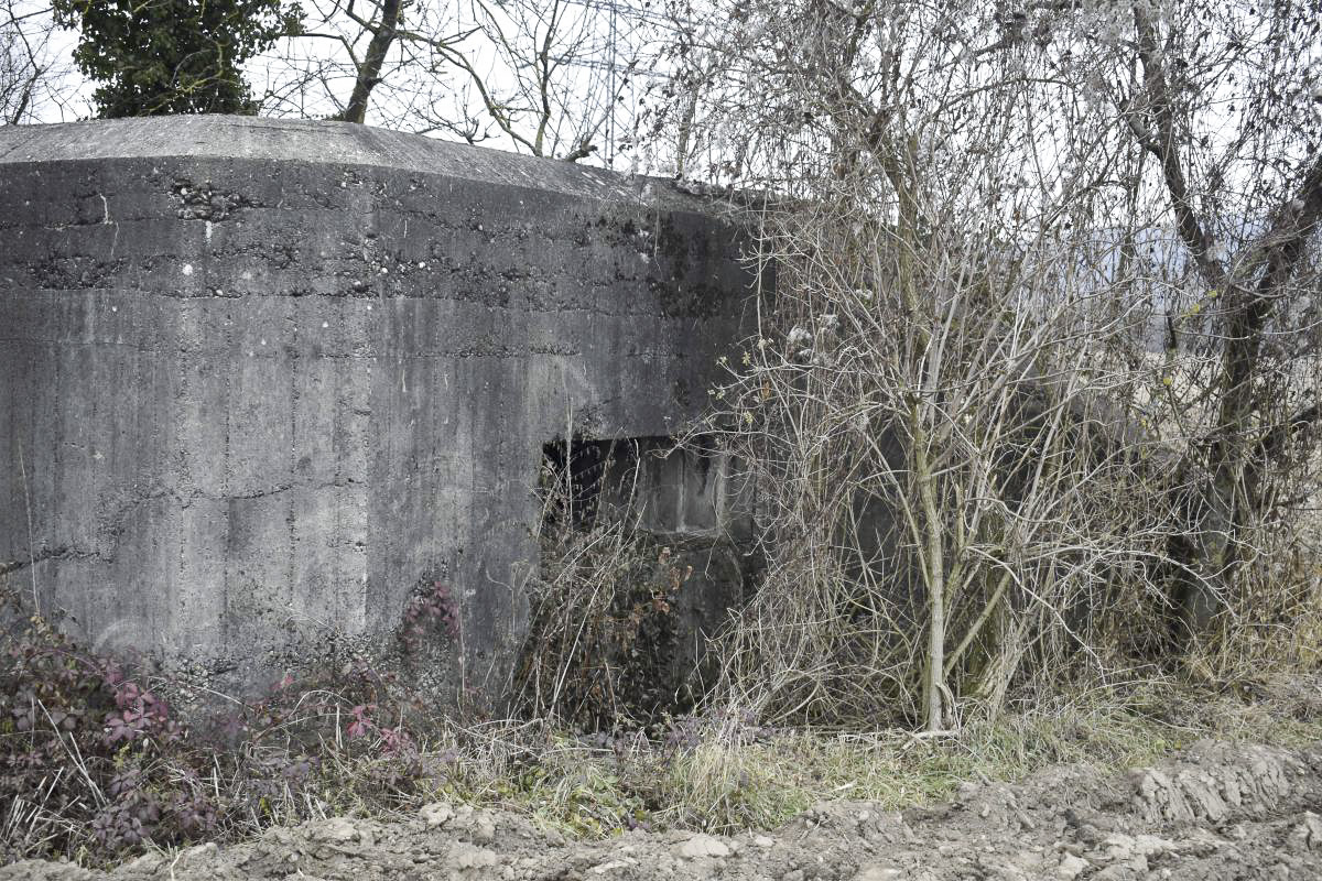 Ligne Maginot - BRIGGMATTEN EST - (Blockhaus pour canon) - Coté sud 
Créneau de tir du canon