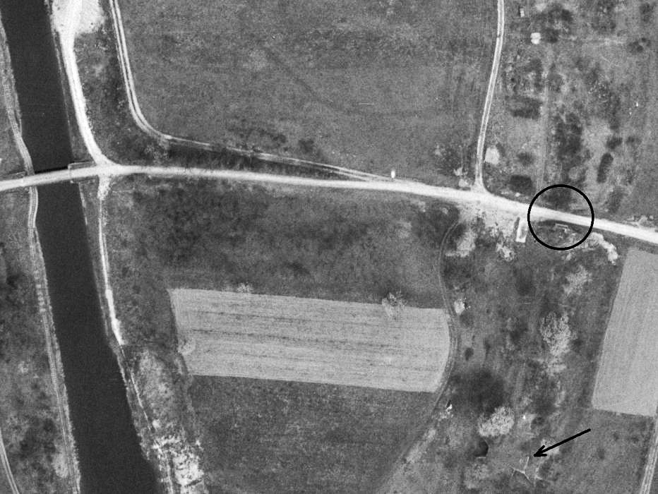 Ligne Maginot - NIFFER Sud - Le génie civil du barrage est visible dans la zone cerclée. Face à la flèche, le blockhaus NIFFER 4. L'ensemble a maintenant disparu (terrain de sport).